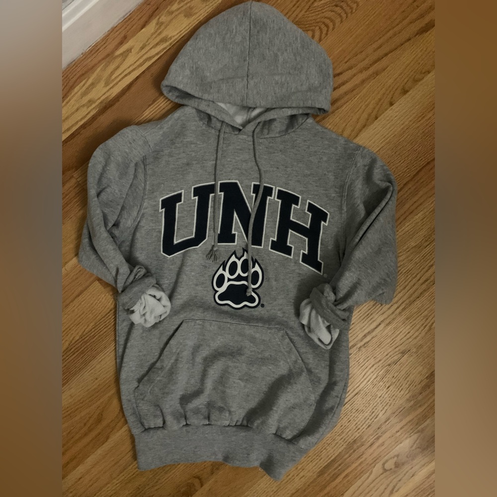 UNH sweatshirt size XS